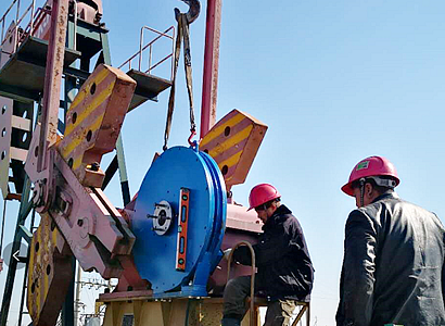 創(chuàng)新形成了抽油機(jī)半直驅(qū)采油技術(shù)，**了系統(tǒng)能耗減少了維護(hù)工作量，提高了**性